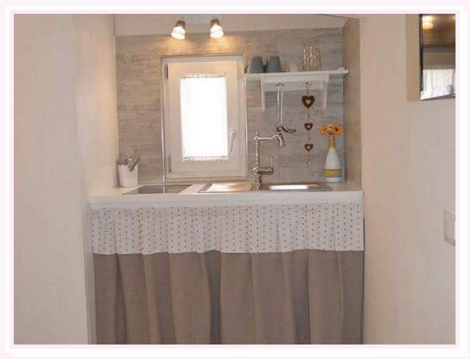 camera-matrimoniale-sole-bed and breakfast-cielididante-conversano-7-cucina-shabby-style-angolo-cottura-induzione-frigo